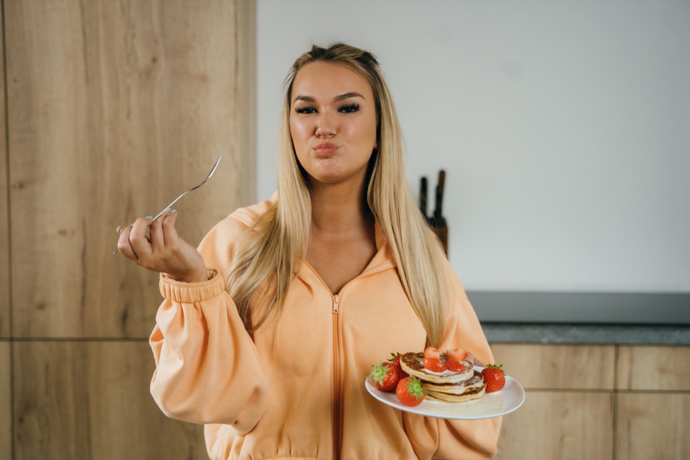 Charro met een bord pannenkoeken en aardbeien